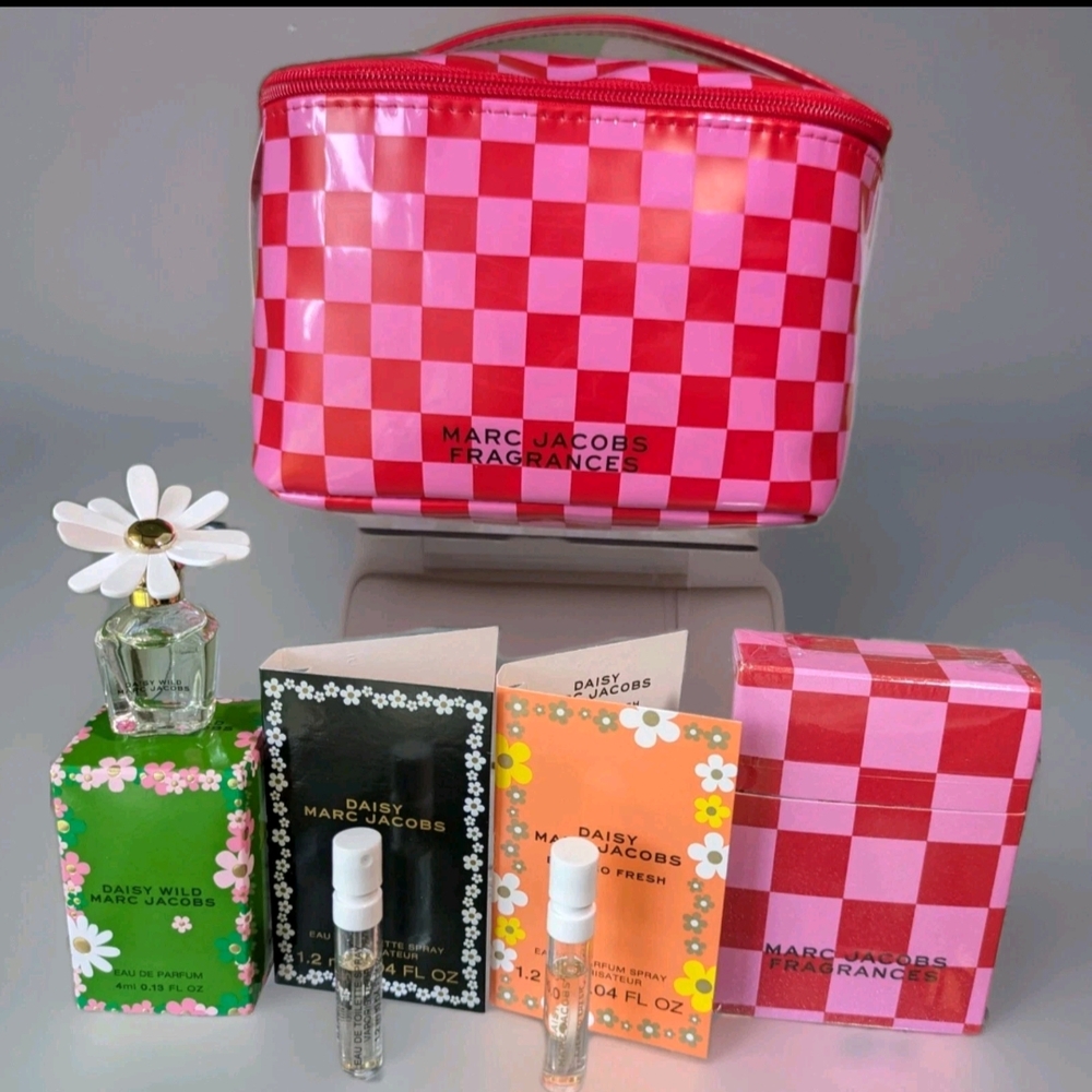 Marc Jacobs Pink and Red Checkered Cosmetic Bag+Daisy wild Mini Dabber+ Samples